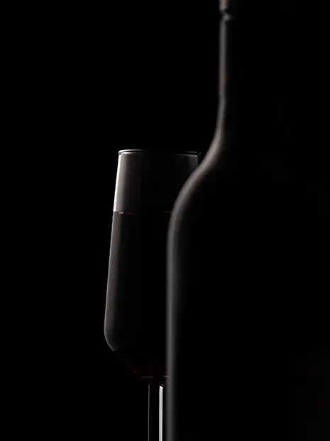 silhouettes-wine-bottle-wine-glass-black